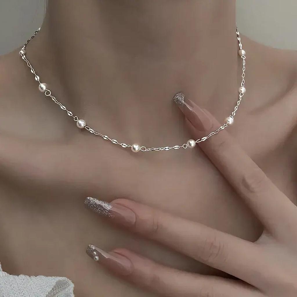 Elegantní náhrdelník s lesklými perlami
