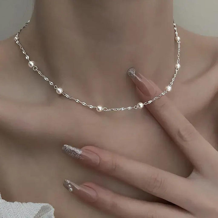 Elegantní náhrdelník s třpytivými perlami