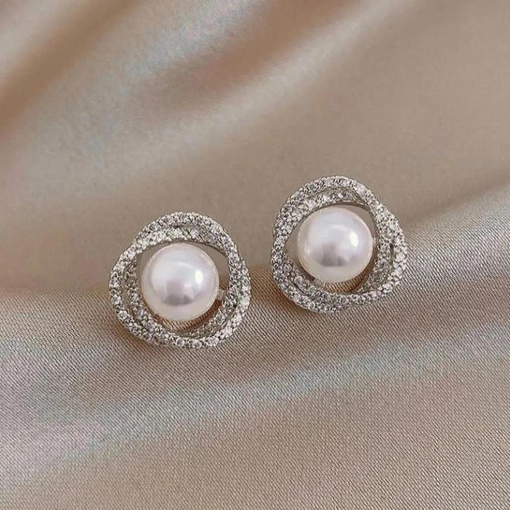 Třpytivé spirálové náušnice s elegantními perlami