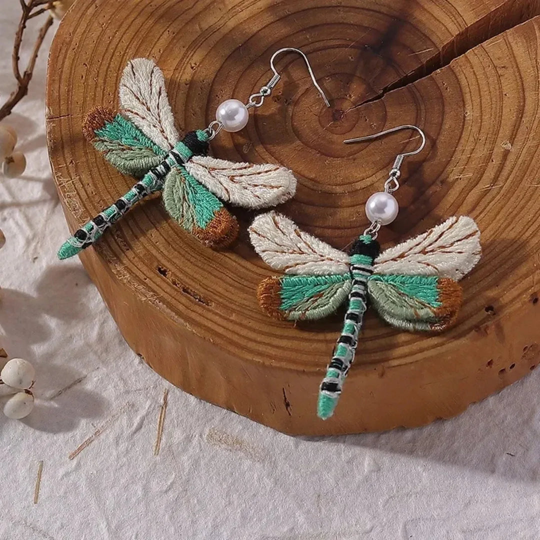 Boho vyšívané náušnice vážka