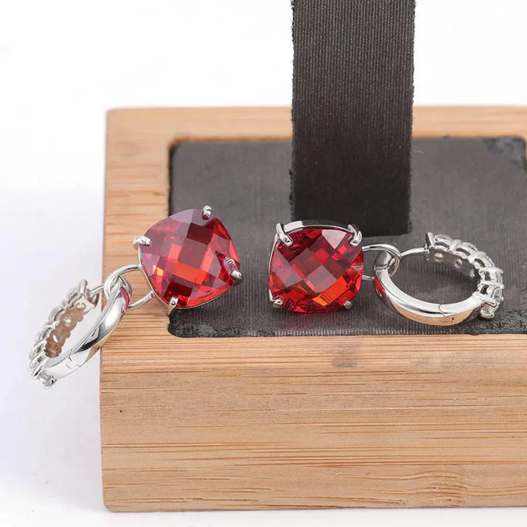 Náušnice s rubínem a diamantem