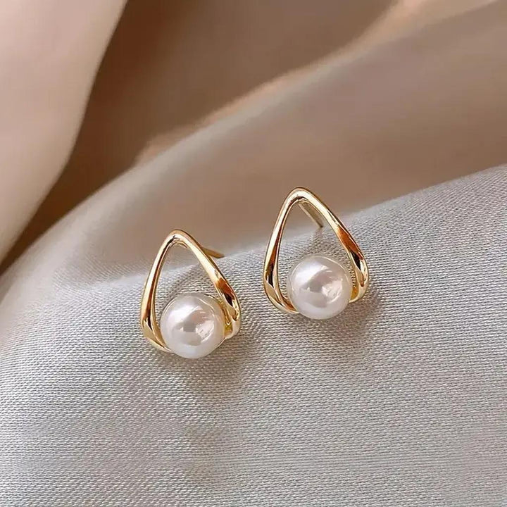 Trojúhelníkové náušnice s elegantními perlami